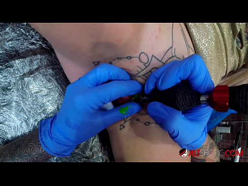 ❤️ Extrem tattooed Hottie Sully Savage krut en Tattoo op hirem Klitoris Fucking Video op lb.pornjimbo.ru ﹏
